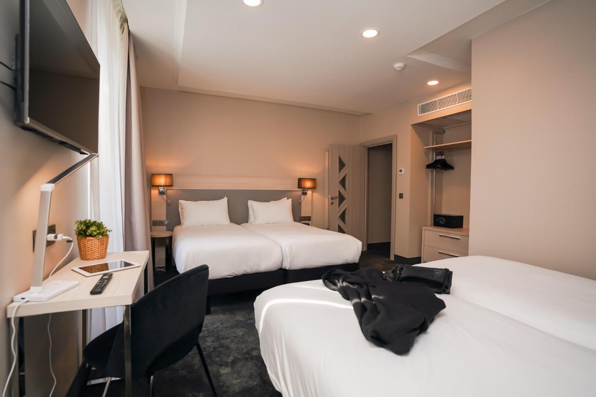 غرفة رباعية، Hotel Univers 5/8