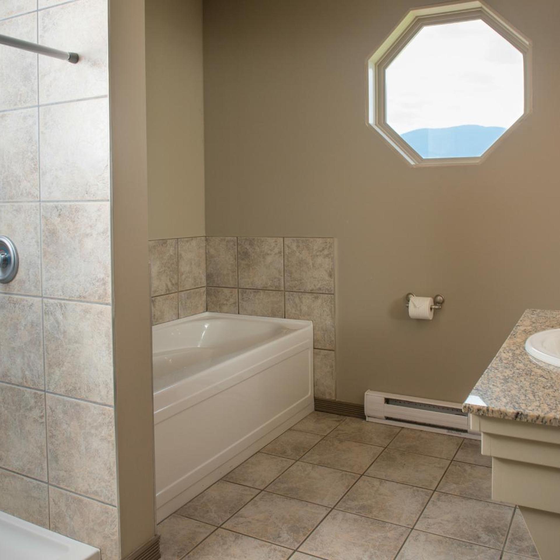 Junior Suite, Deluxe, King Bed, Hilltop Inn Salmon Arm 4/5