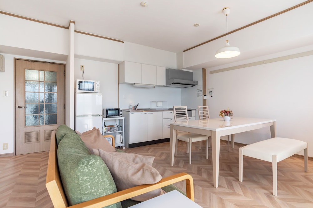 Universal Bay Condominium 45/60