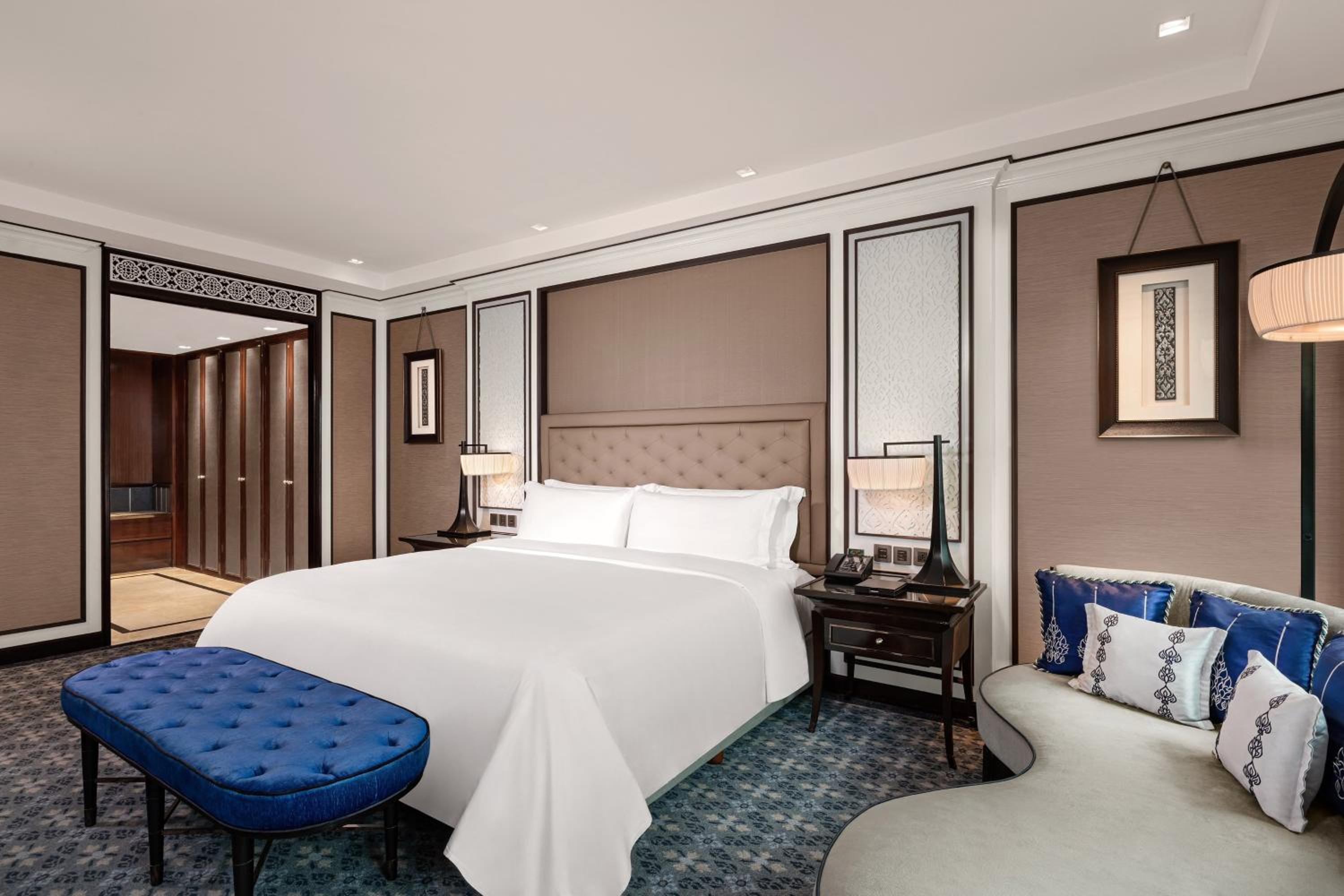 جناح ملكي كلوب بسرير كينج بإطلالة على المدينة مع دخول صالة النادي، THE ATHENEE HOTEL, A LUXURY COLLECTION HOTEL BANGKOK 4/7