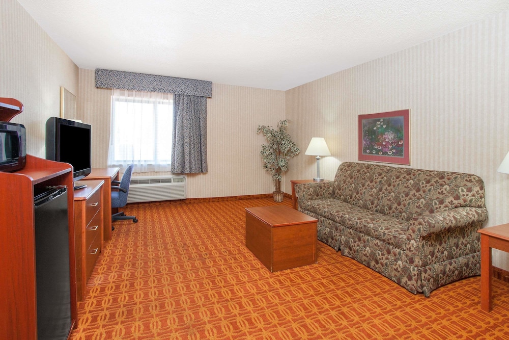 Baymont By Wyndham Detroit/Roseville 19/23