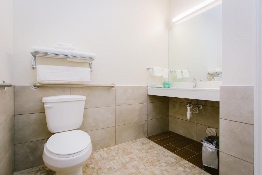 Scottish Inn & Suites 21/26