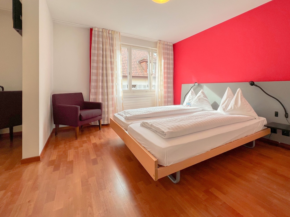 ROOM, QUADRUPLE