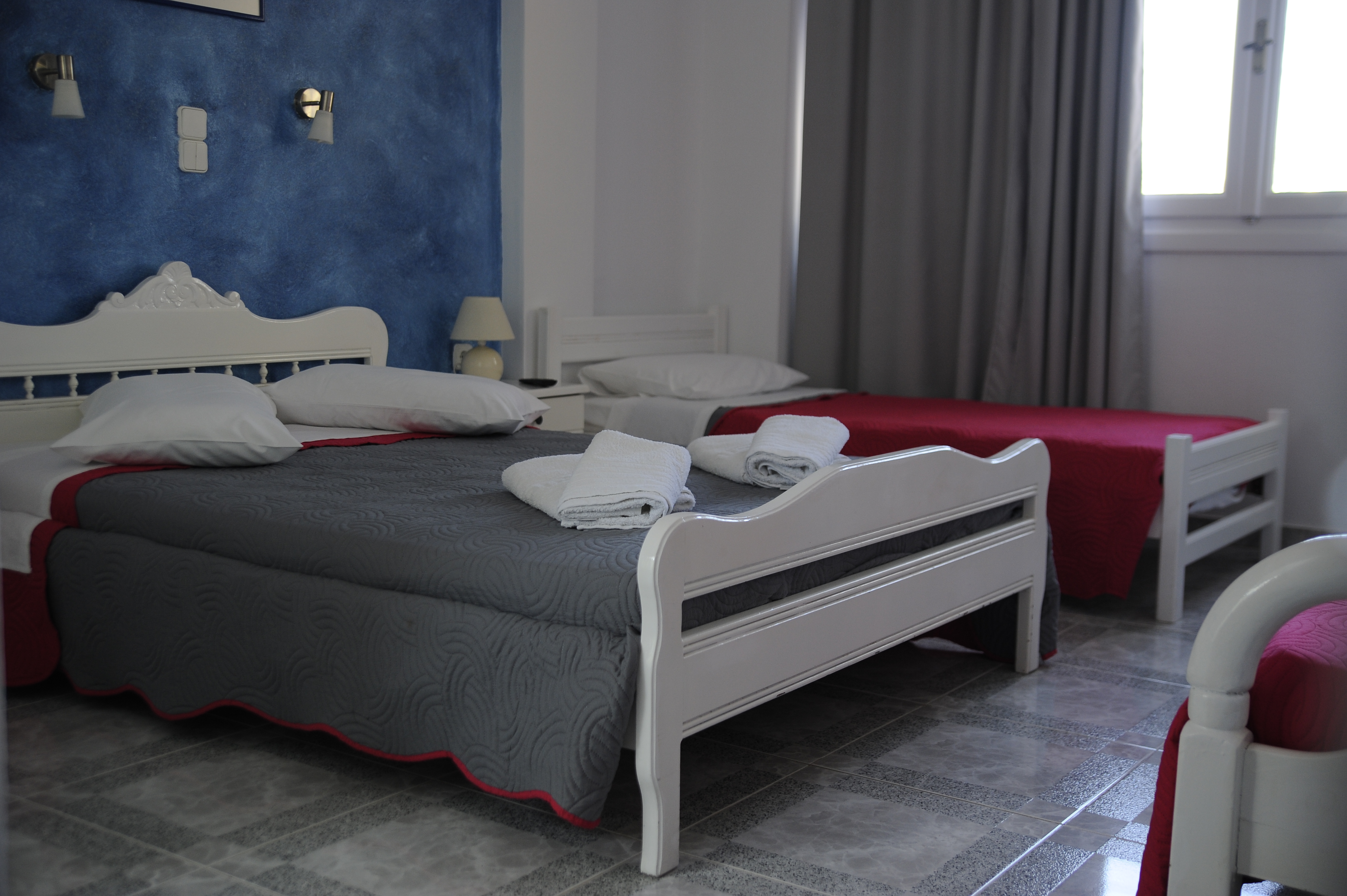 غرفة رباعية بإطلالة على المسبح