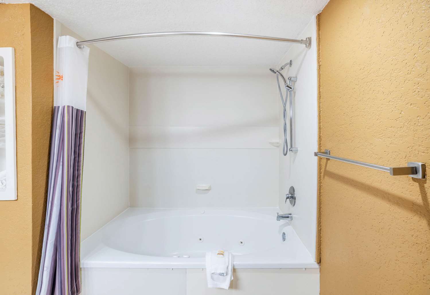 La Quinta Inn & Suites by Wyndham Hot Springs 56/57