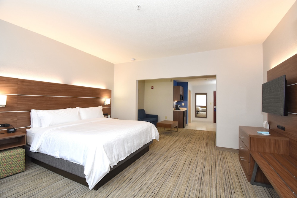 Suite, King Bed, Living Area
