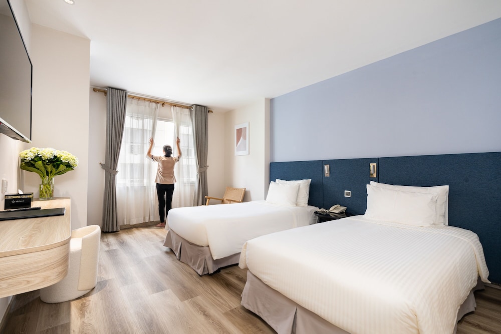 SUITE, TWIN BEDS