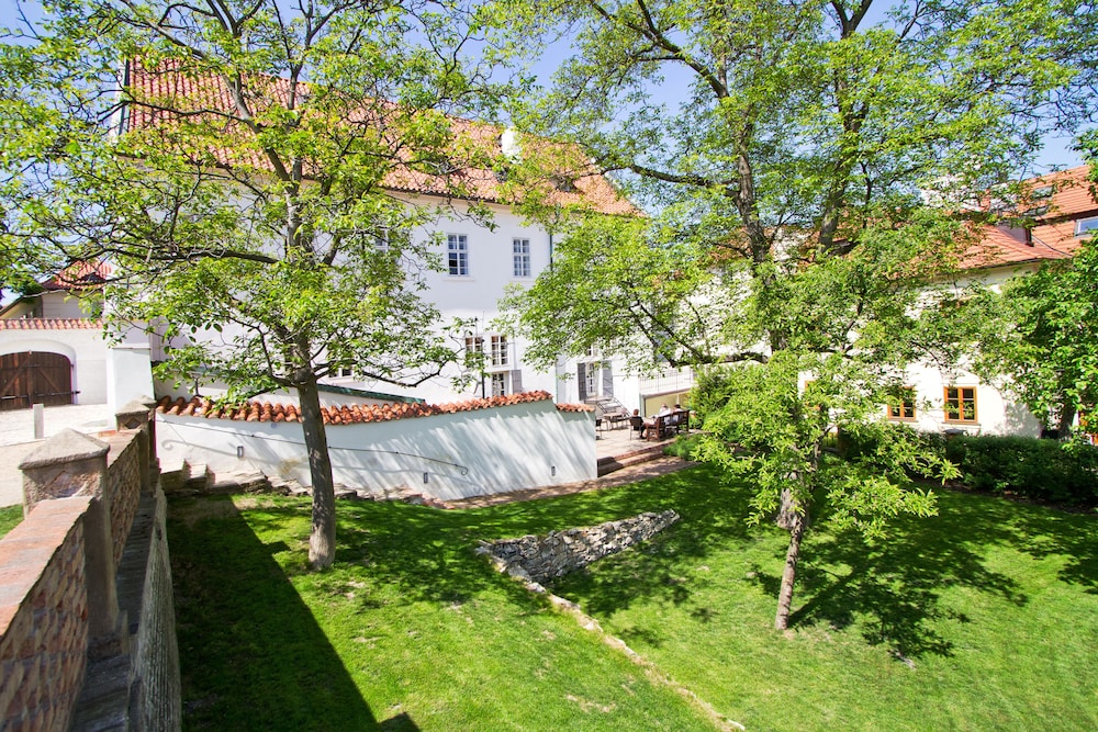 Monastery Hotel 82/89