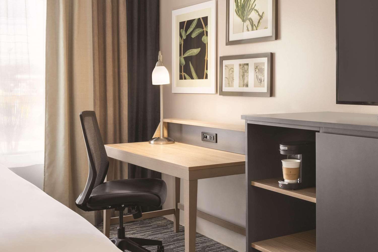 Country Inn & Suites by Radisson, Madison Southwest, WI 20/22