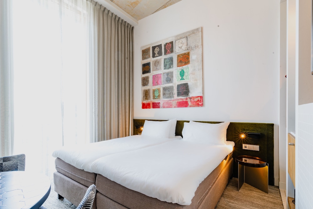 DELUXE, DOUBLE OR TWIN BED, LAKE VIEW