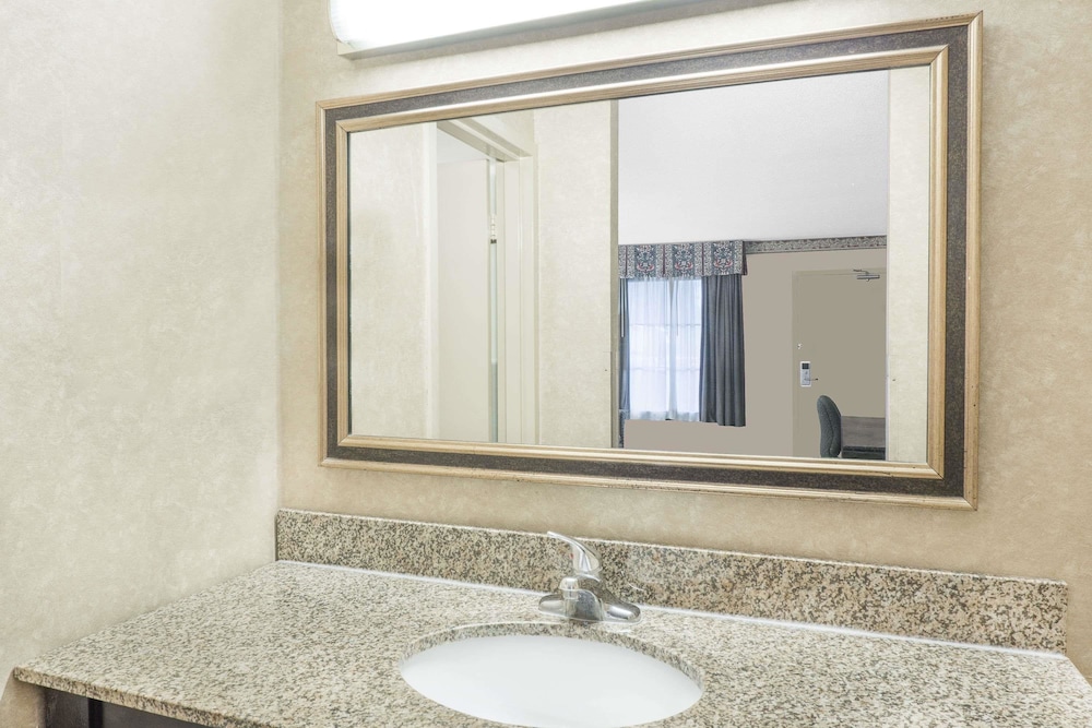 Days Inn And Suites By Wyndham York 21/28