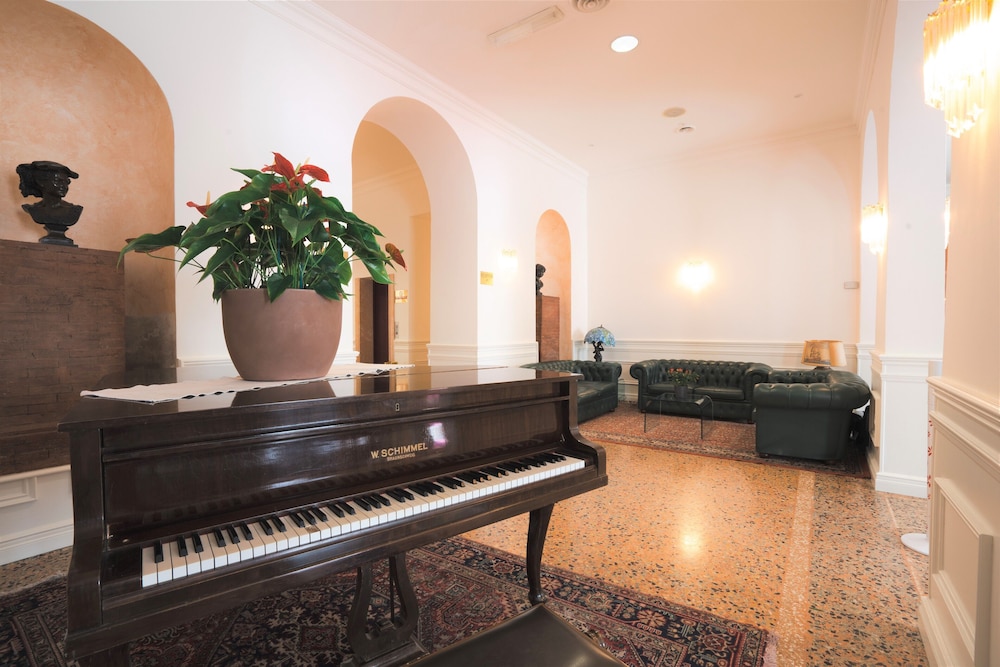 Rechigi Park Hotel 8/80