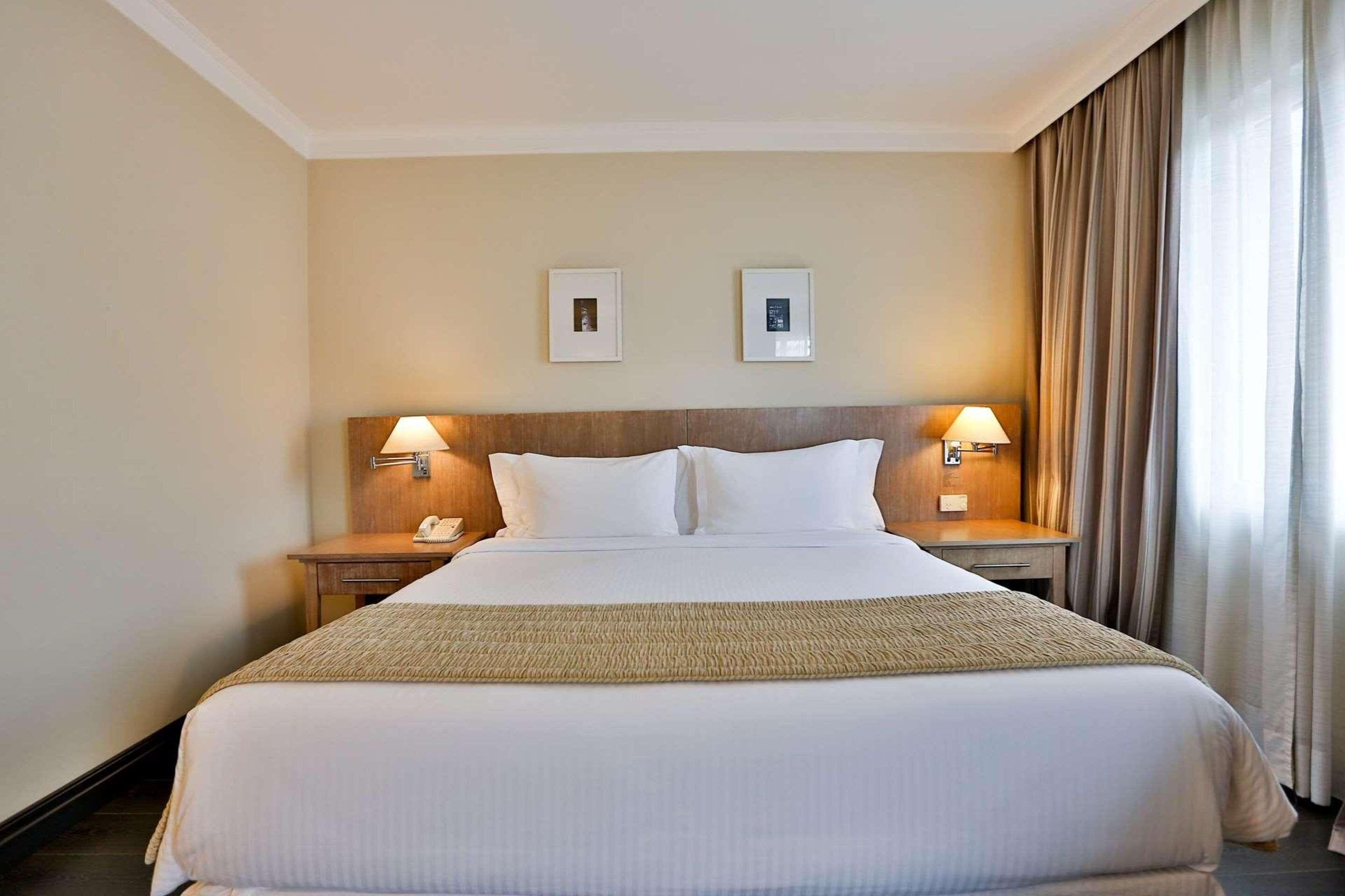 ROOM, QUEEN BED