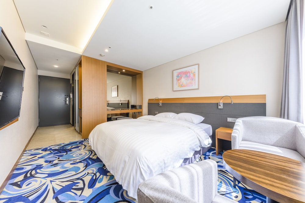 1 BEDROOM, SUPERIOR, CITY VIEW