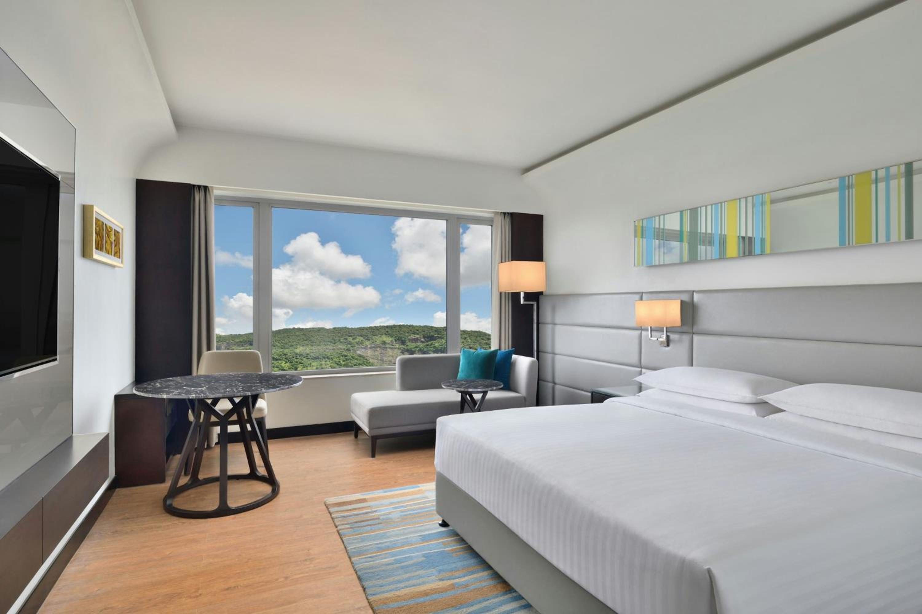 Room, King Bed, Hill View، Courtyard Navi Mumbai 5/7