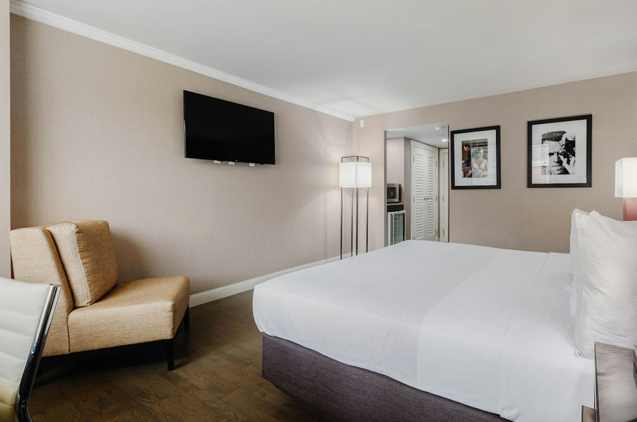 استوديو جونيور، 2500 Penn, a Placemakr Experience 2/5