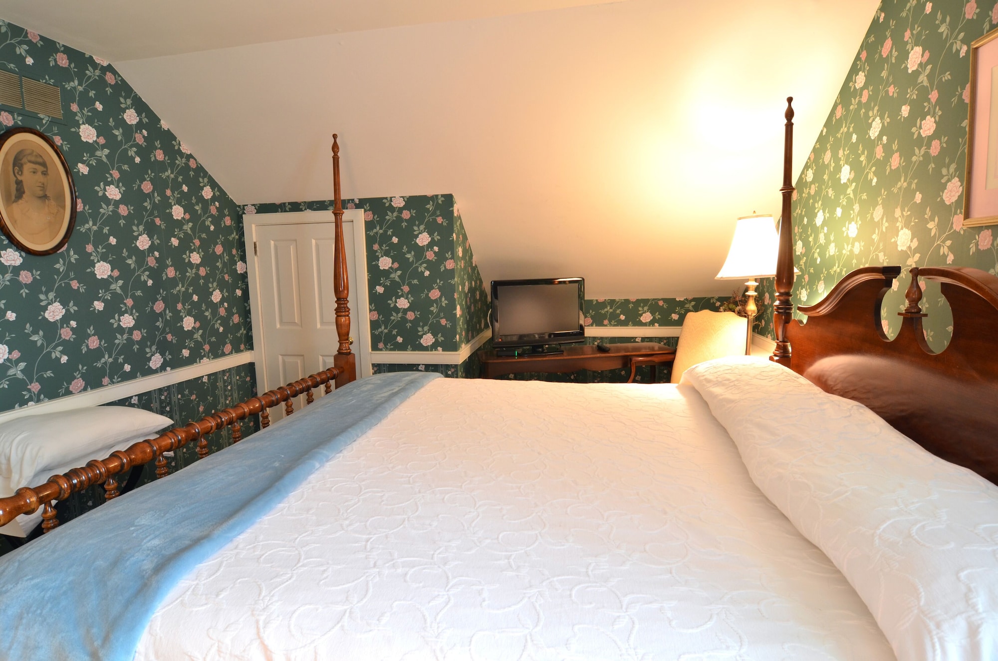 Anthony, Superior, King Bed, Private Bathroom