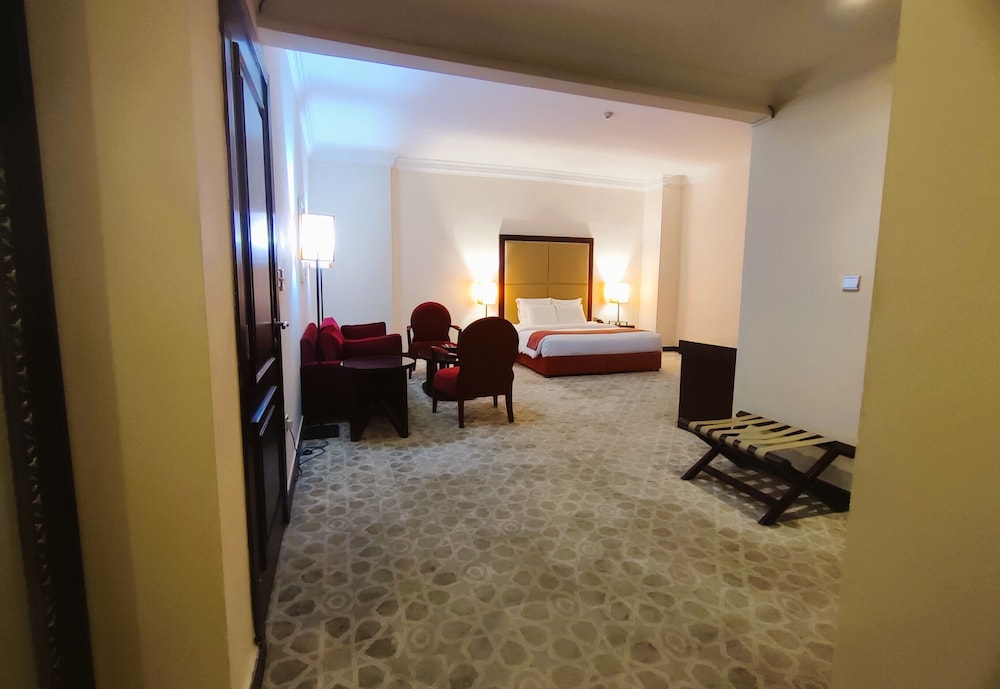Grand Regal Hotel 54/60