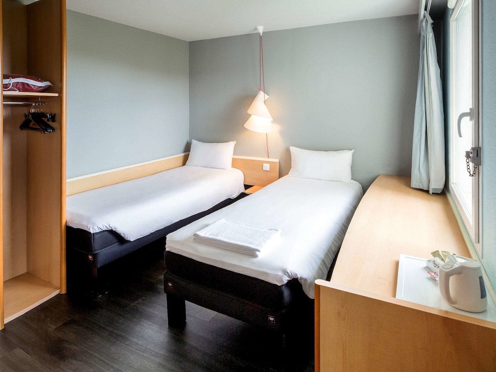IBIS CHERBOURG LA GLACERIE 35/77