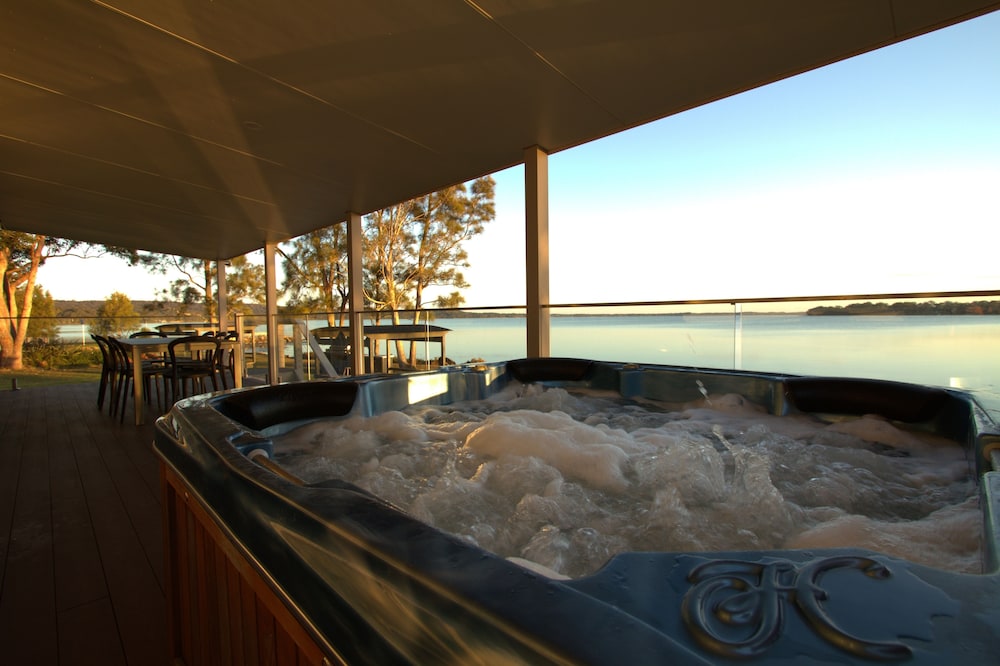 DUNGOWAN HOLIDAY ACCOMODATION 28/75