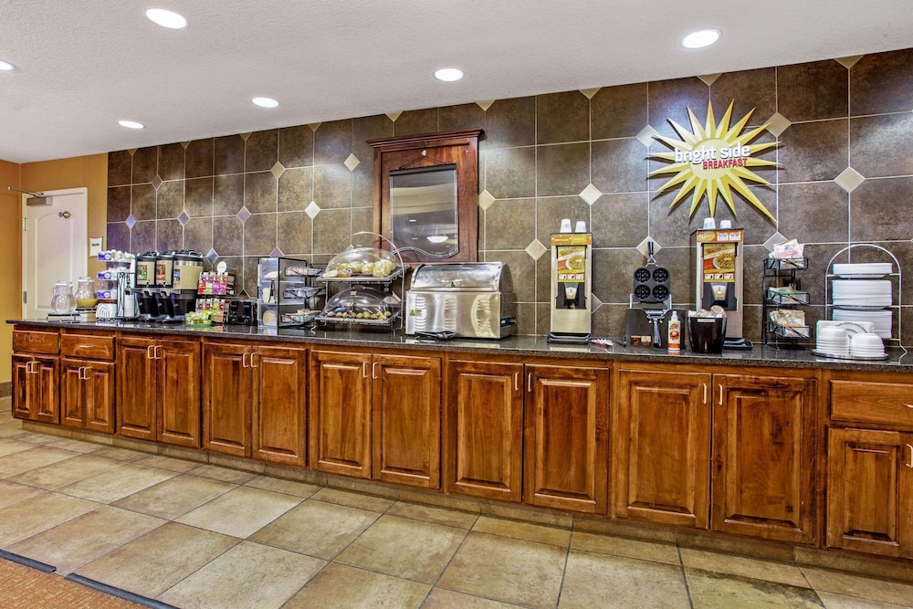La Quinta Inn & Suites by Wyndham Bismarck 7/62