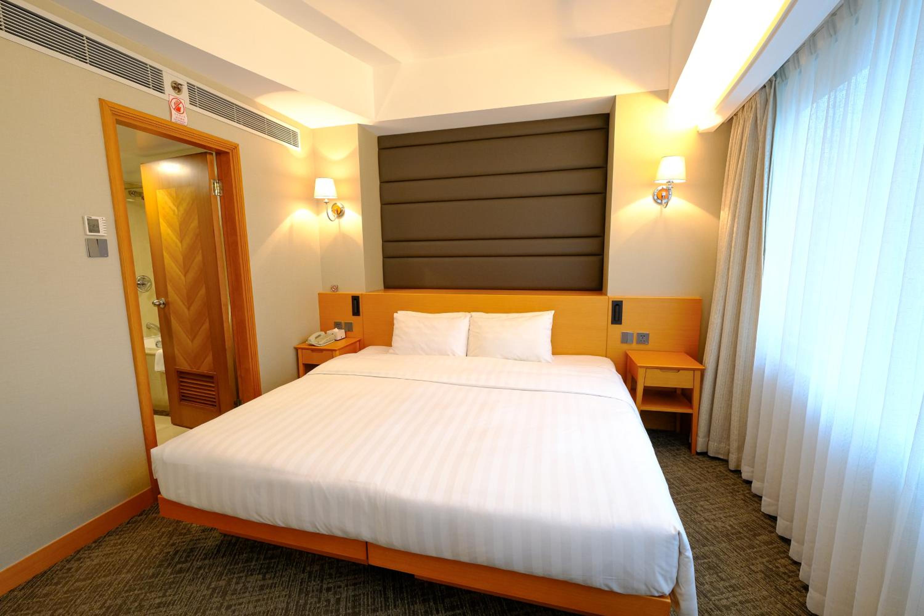 Grand, Studio, King Bed, Open Area