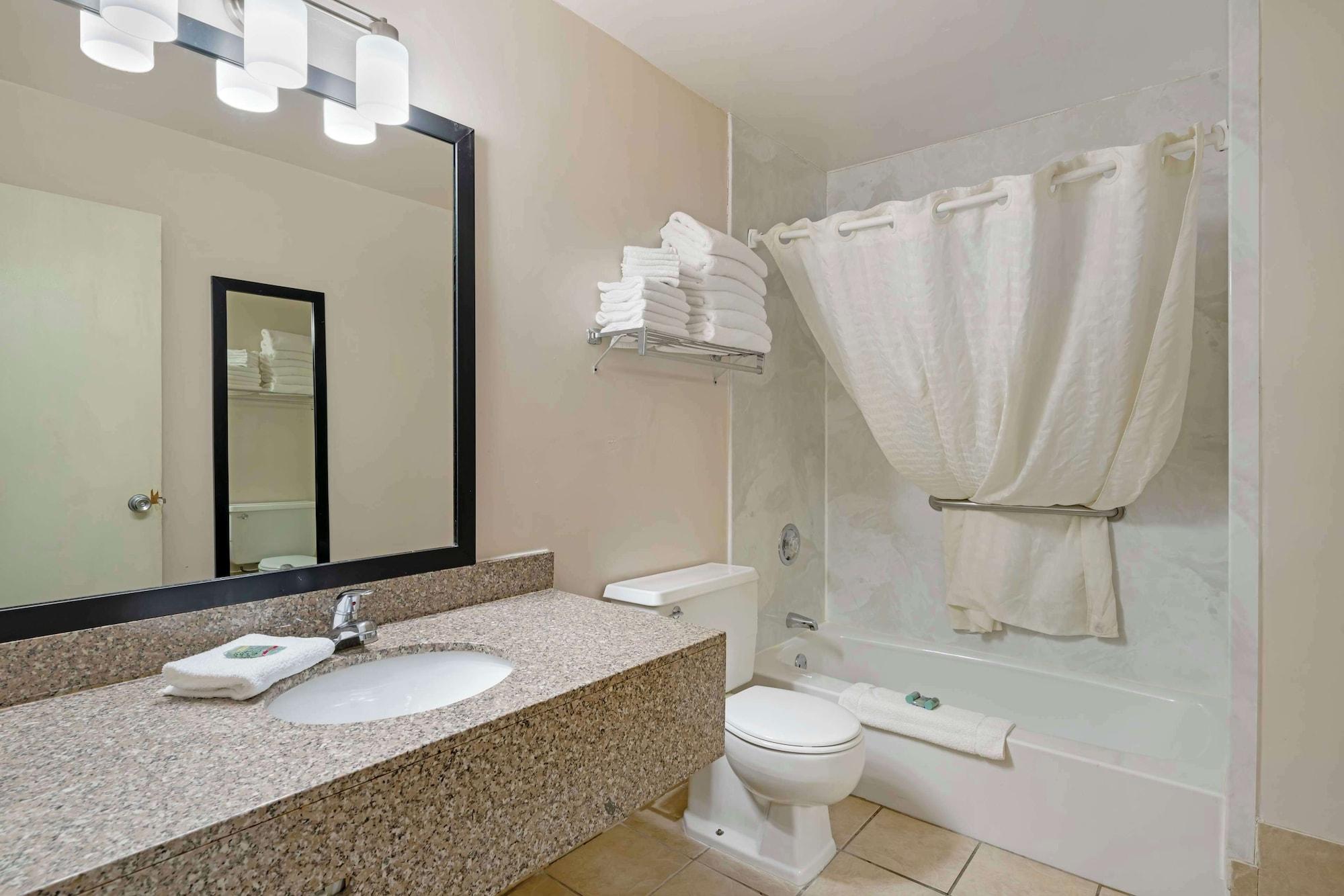 Standard, Multiple Beds, Sofa, Large، Best Western Green Bay Inn Conference Center 2/2