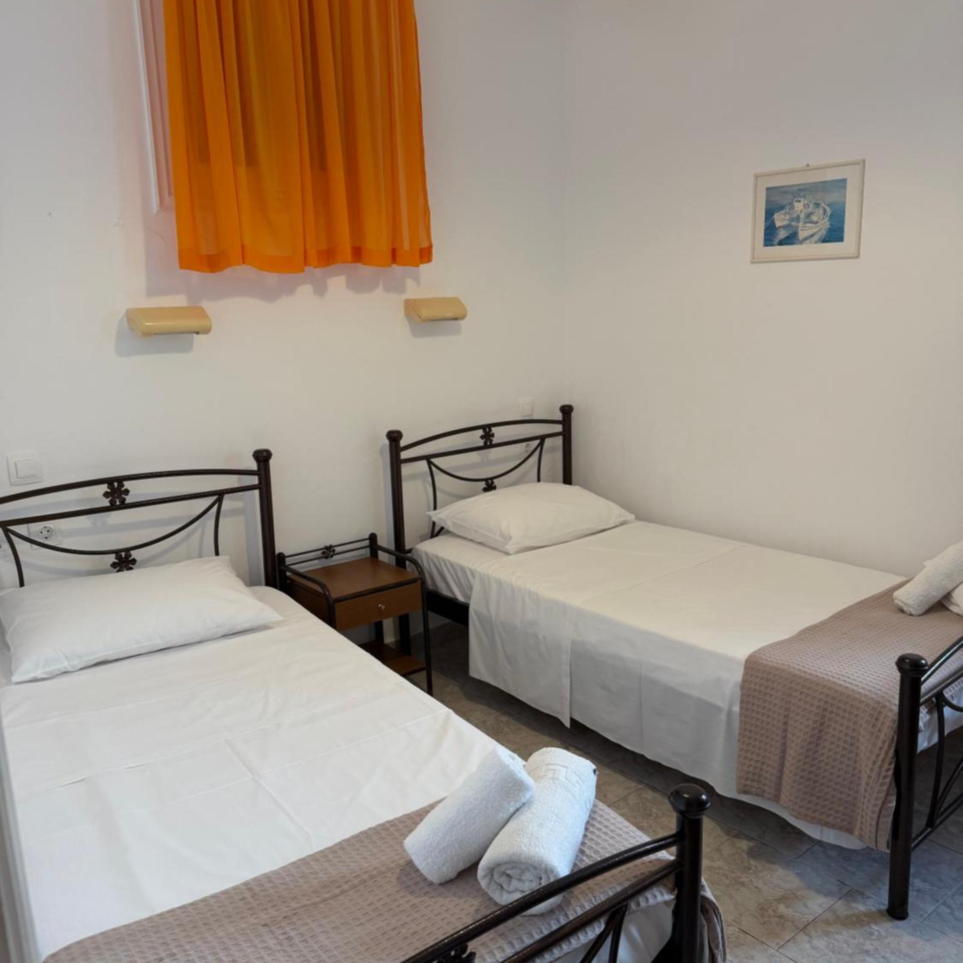 Basic, Twin Beds, Shared Kitchen