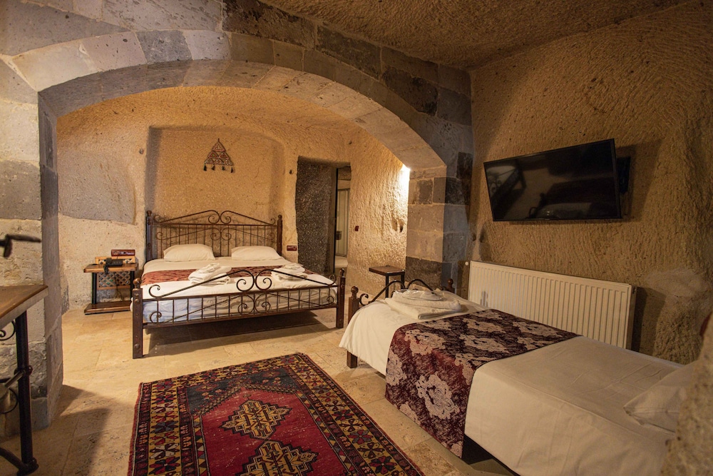 Travellers Cave Pension 32/50