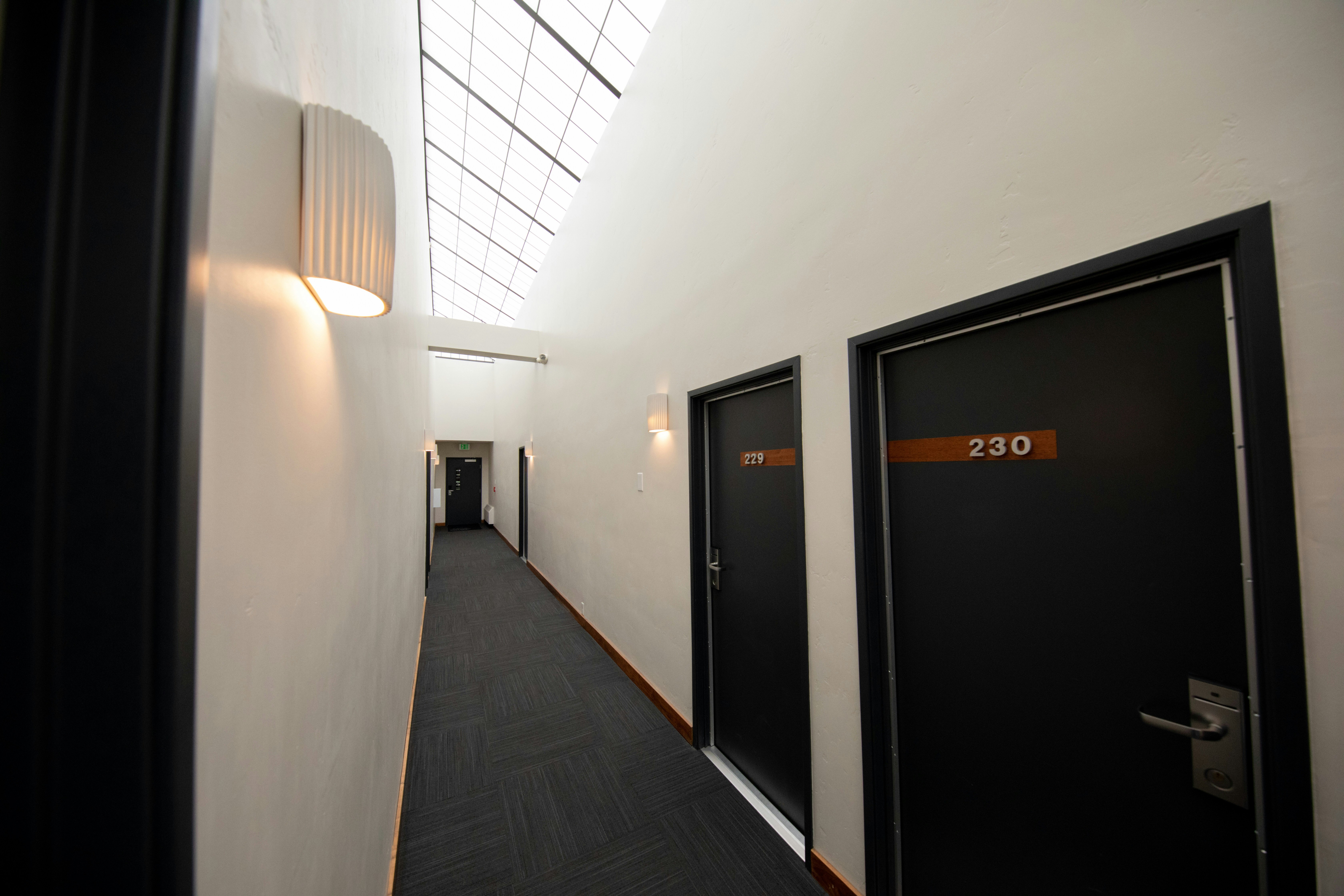Modern Hotel And Bar 25/48