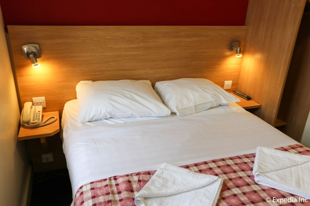 Colliers Hotel 17/38