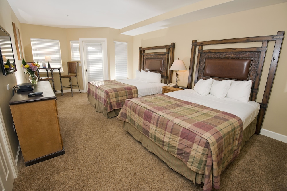 Slope, Club, 2 Queen Beds