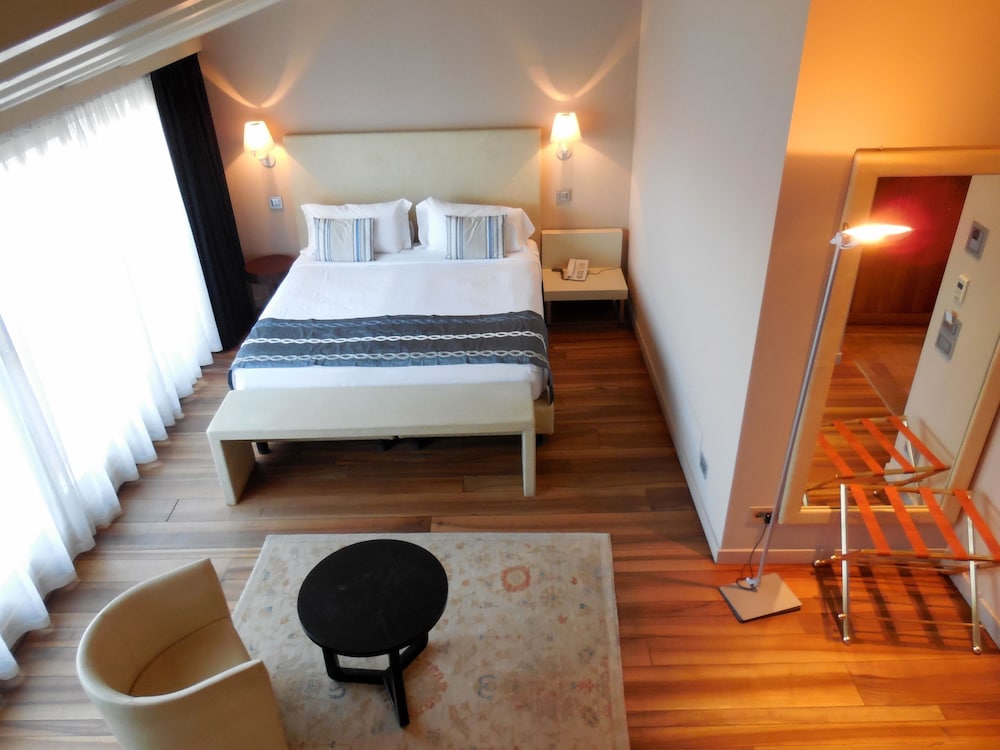 Prestige, Suite, Queen Bed, Partial Lake View