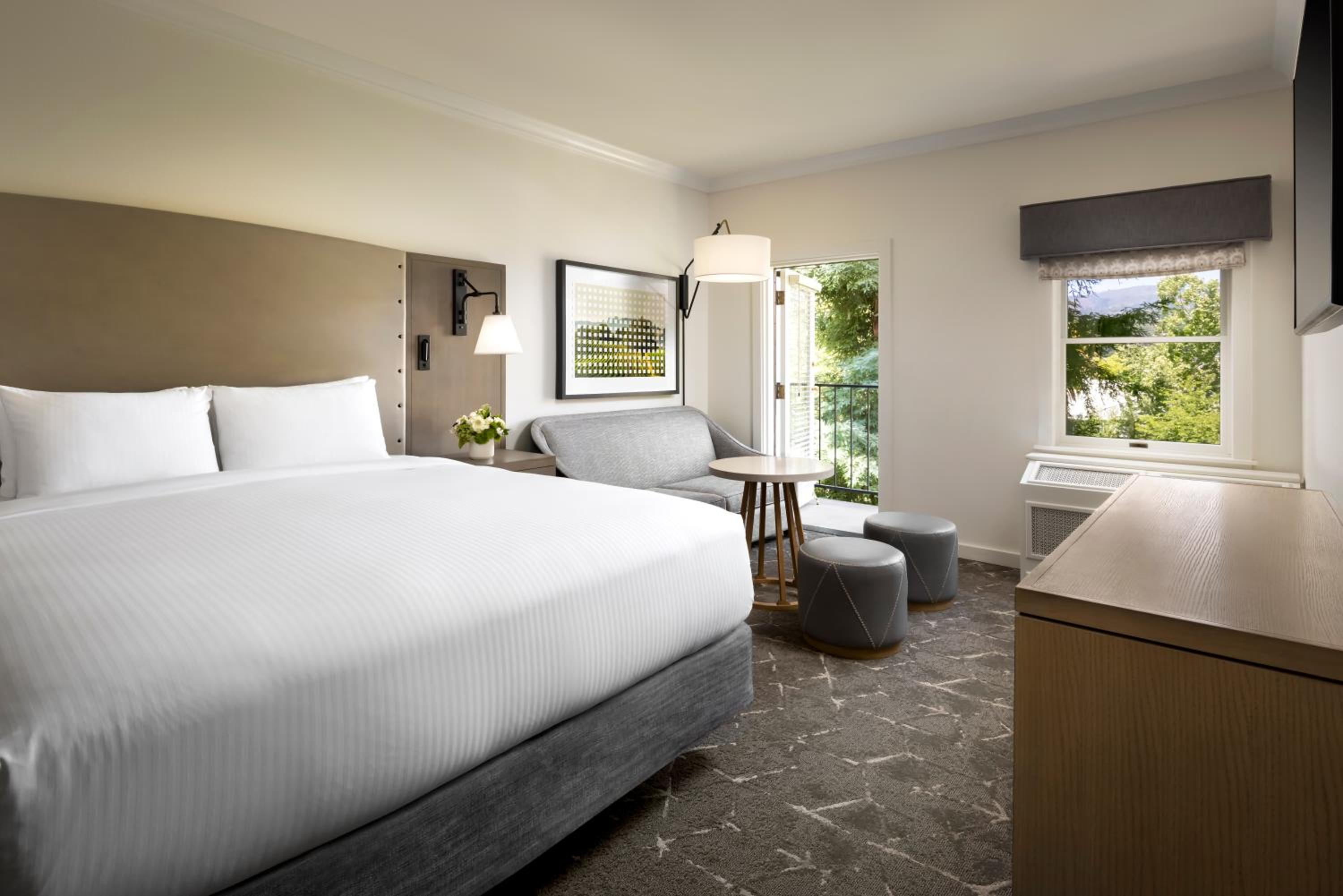 Deluxe, King Bed, Garden View, Bathtub