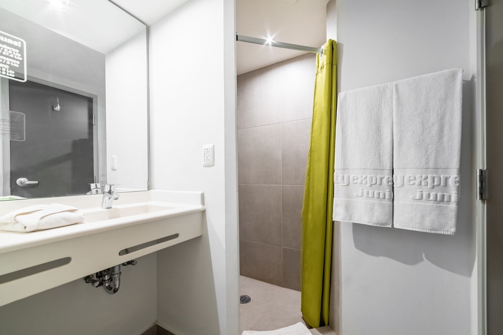 City Express Junior by Marriott Toluca Aeropuerto 50/50