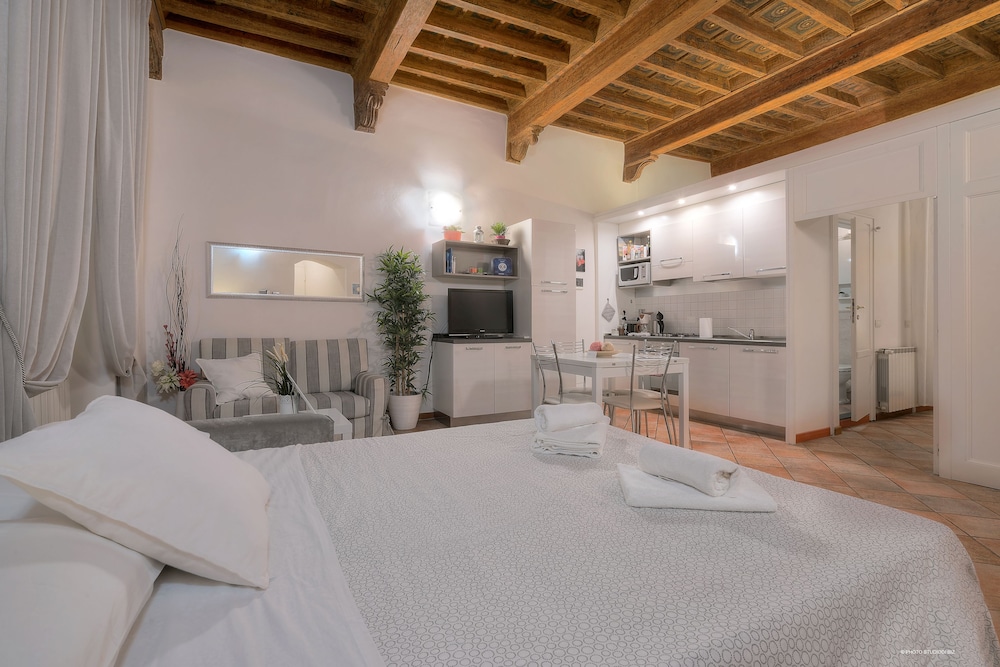 Wine Apartments Florence Moscato 12/47