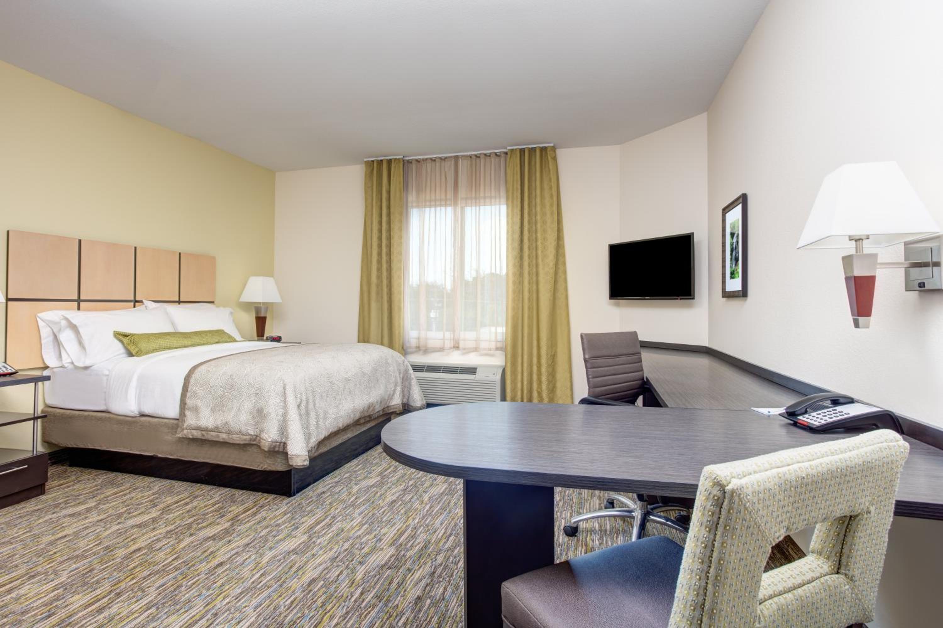 غرفة بسرير كوين لذوي الإعاقة، Candlewood Suites Cut Off 2/4