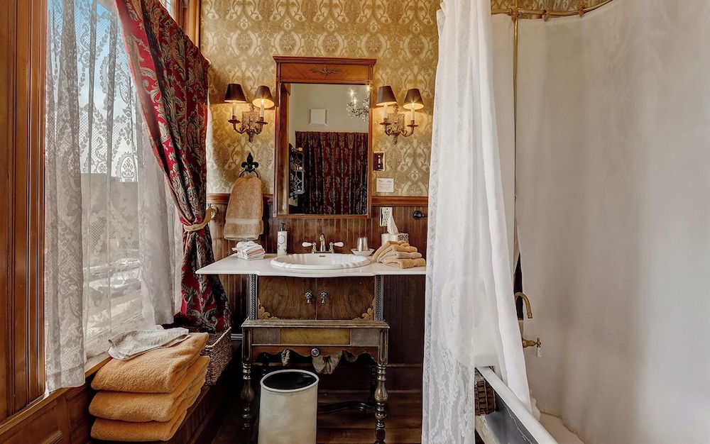 Schuster Mansion Bed & Breakfast 49/51