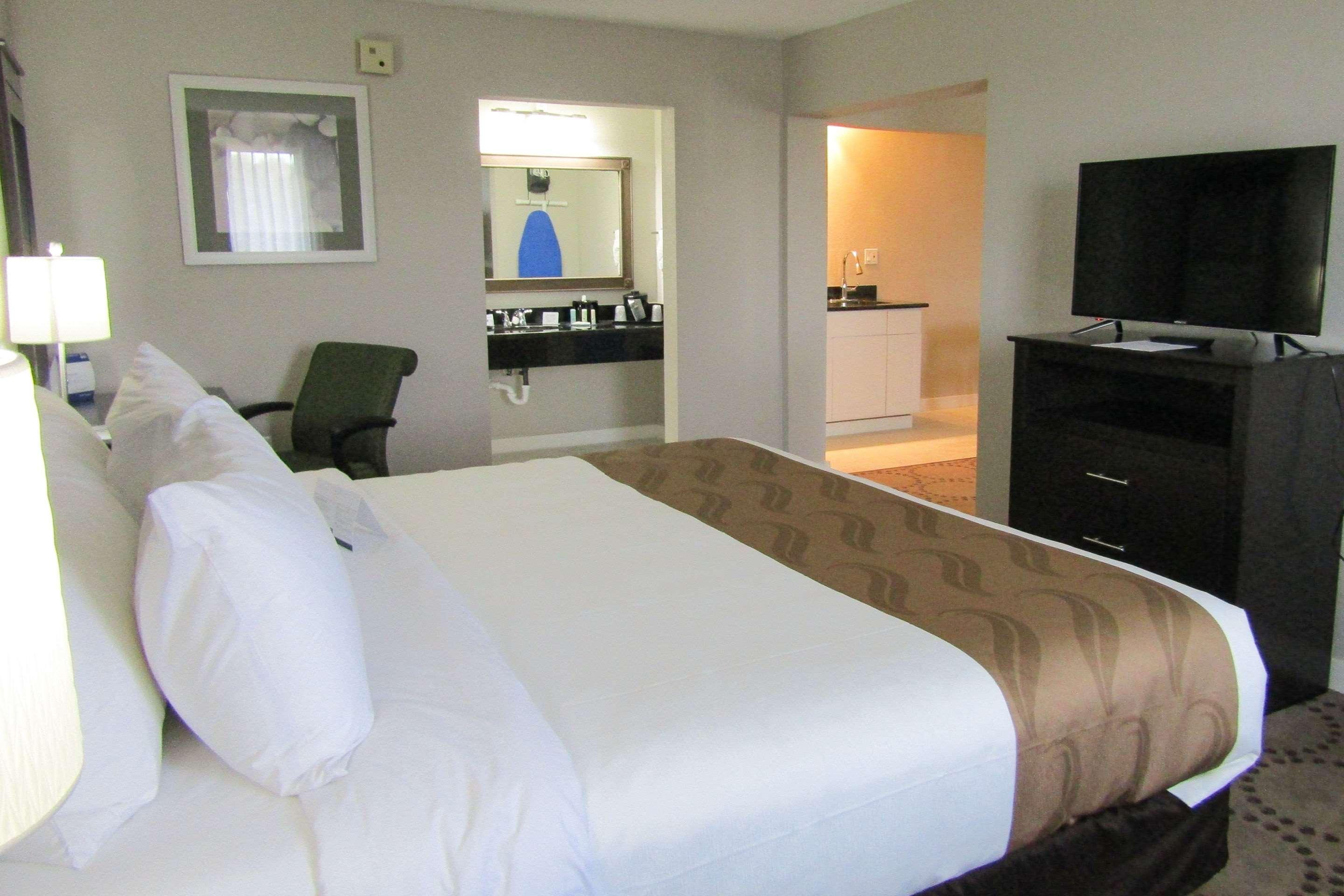 SUITE, KING BED