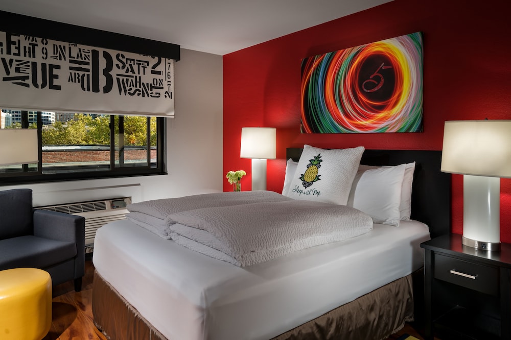 URBAN, QUEEN BED, ACCESSIBLE