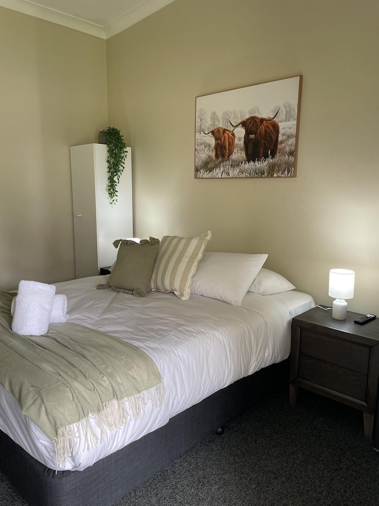 Motel, Family, 1 Queen and 2 Bunk Beds