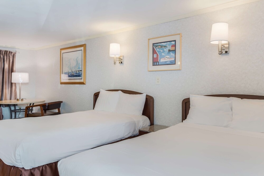 Americas Best Value Inn Suites Hyannis Cape Cod 13/42