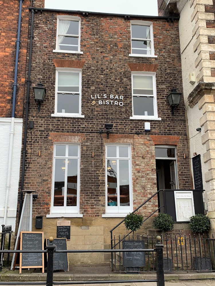 Lils Bar And Bistro 4/36