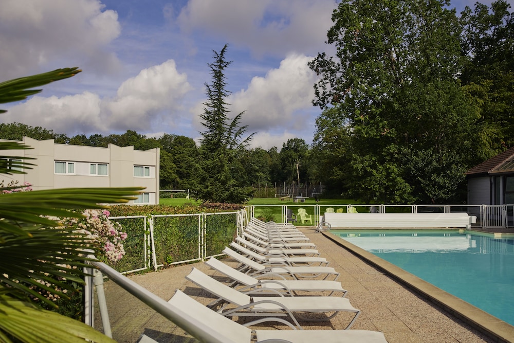 NOVOTEL FONTAINEBLEAU URY 48/51