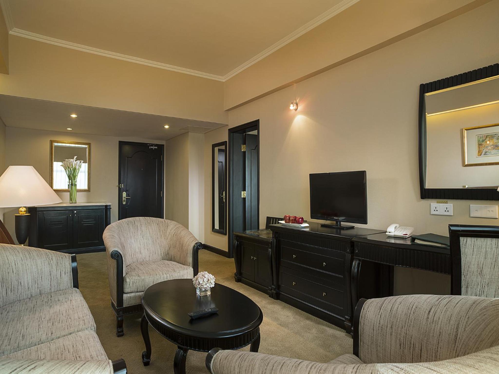 BUSINESS SUITE WITH TWIN ROOM