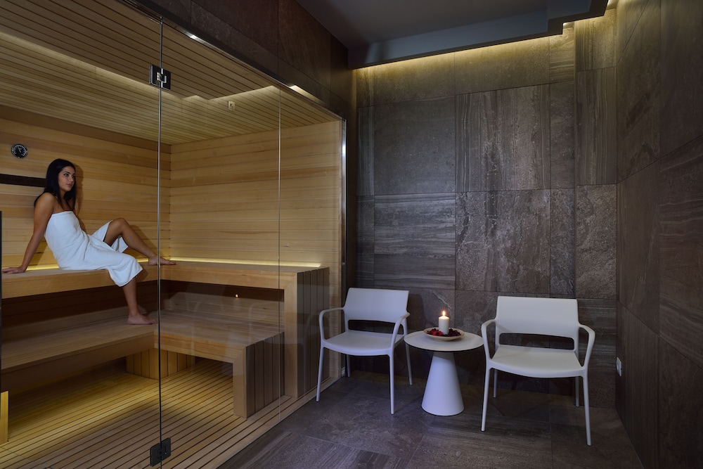 Embassy Hotel & Spa 19/43