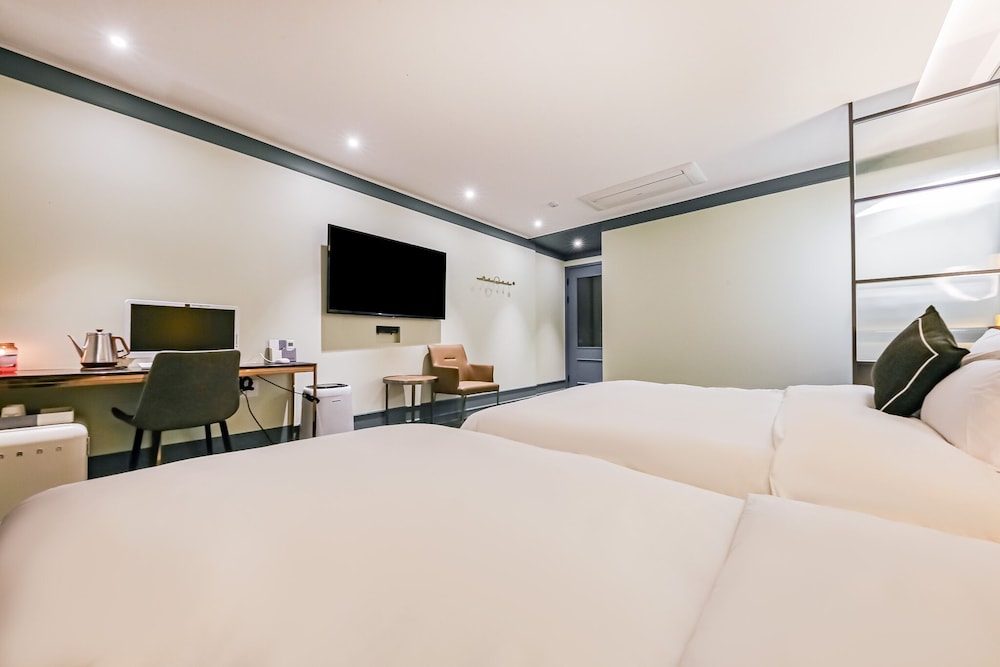 Mary Jane Hotel 23/77