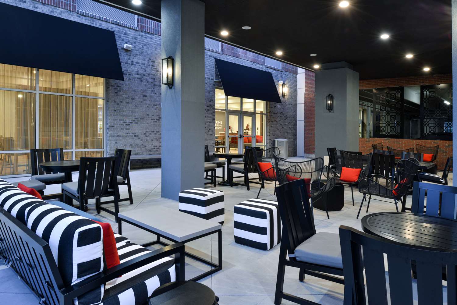 Hampton Inn & Suites Greensboro Downtown 17/25