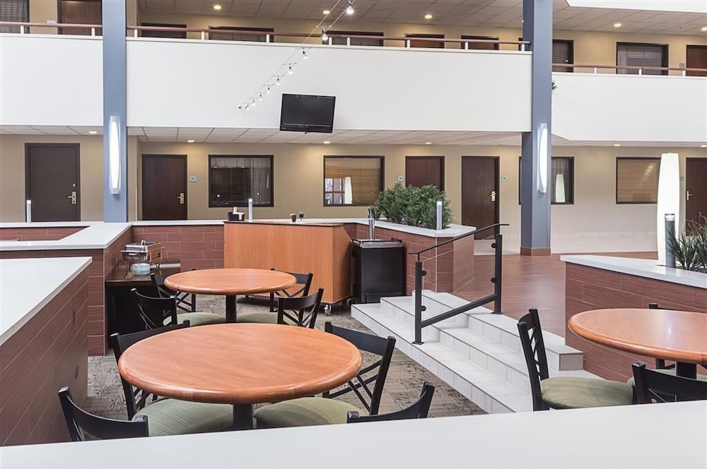Quality Suites Lansing West 26/45