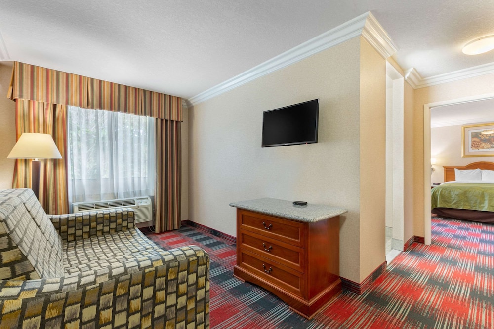 Quality Inn & Suites Oceanside Near Camp Pendleton 30/50